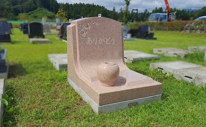 アメリカ産ソールズベリーのすてきなデザイン墓石が完成しました いずみ墓園芝生墓地にて 宮城 仙台のお墓 安心価格10年保証 ストーリーインストーン