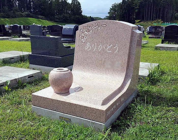 アメリカ産ソールズベリーのすてきなデザイン墓石が完成しました いずみ墓園芝生墓地にて 宮城 仙台のお墓 安心価格10年保証 ストーリーインストーン